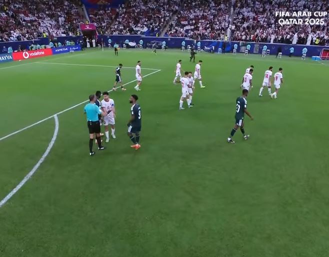 نهاية الشوط الأول من مباراة المنتخب الوطني لكرة القدم والسعودية (0-0) ضمن الدور نصف النهائي من بطولة كأس العرب فيفا قطر 2025. عاجل 