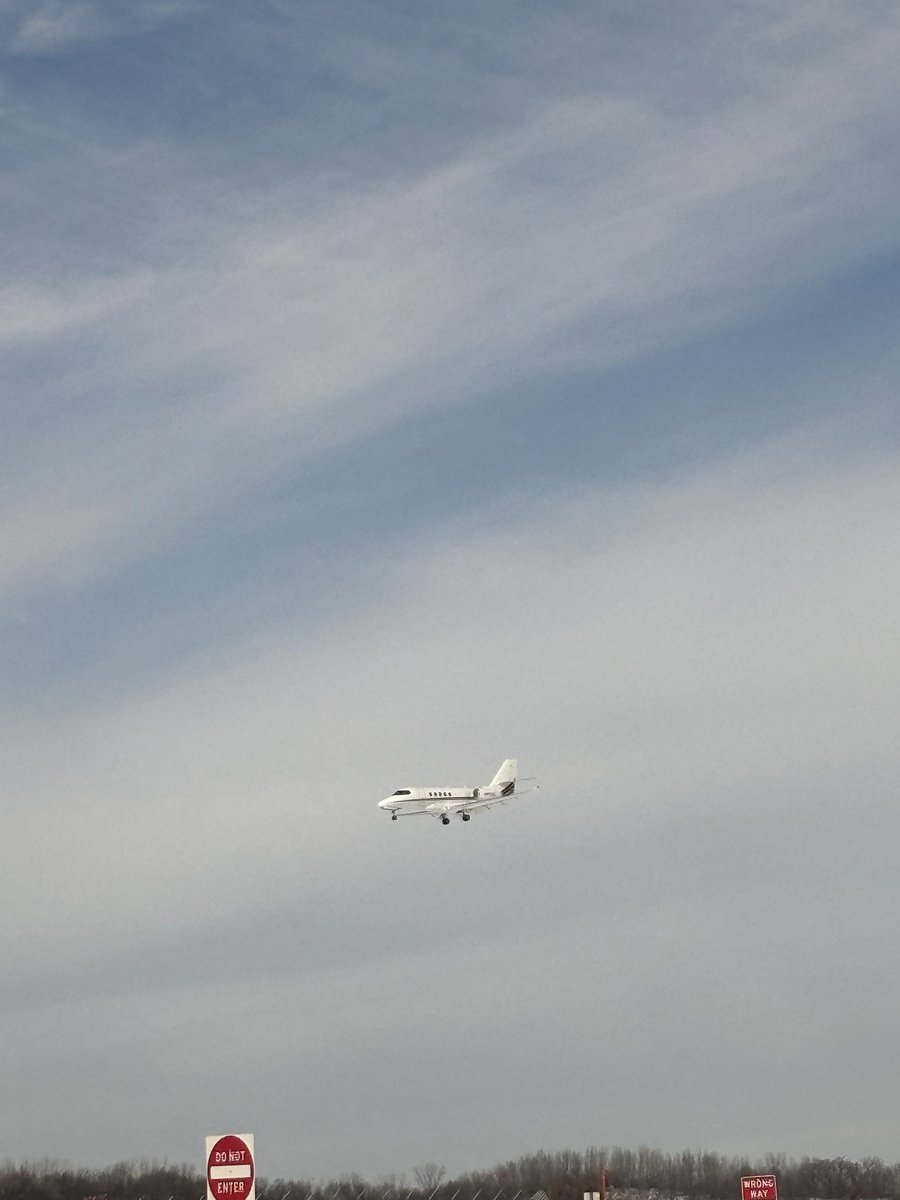 CheeseDealer608's tweet photo. SHERRONE MOORE SPOTTED LANDING IN MADISON https://t.co/IpSVPG3UQv