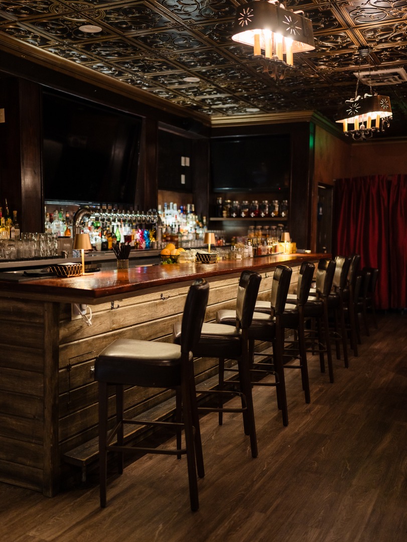 VisitNovato's tweet image. A little flame. A little mystery. A lot of Novato charm.

Behind the bookshelf at The Speakeasy, you’ll find the secret menu Crème Brûlée Martini and the festive Gingerbread Man, two cocktails worth slipping into the hidden bar for. #VisitNovato