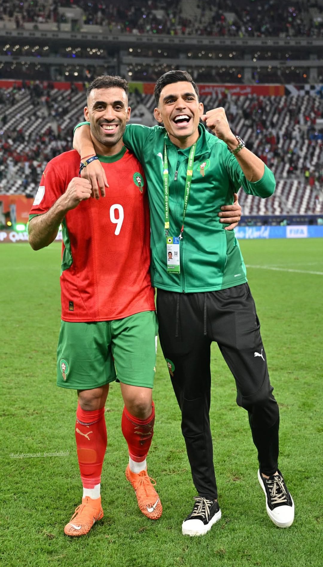 المغربي أشرف بن شرقي يحتفل بتأهل منتخب بلاده إلى نهائي كأس العرب بنشر صورة مع زميله عبد الرزاق حمدالله 