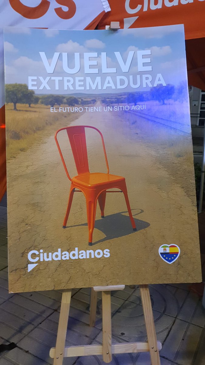 Ayer estuvimos junto a los compañeros de <a href="/CsExtremadura/">CS Extremadura</a> en #Mérida intentando devolver la ilusión y la esperanza a los extremeños de que otra manera de hacer política es posible.

#VuelveExtremadura #VuelveCiudadanos