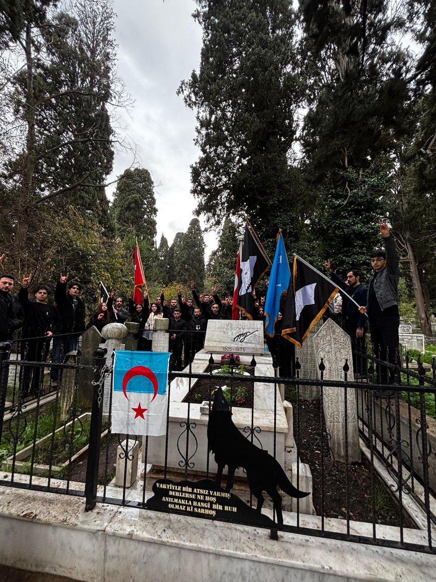 Yolbaşçımız Atsız beğin vefatının 50.yılında kabri başında andık.

Biz, mezarsız ölüp giden genç atsızlarız;
Yaramızı suyla yıkar, otla sararız;

Atsız’ın izinde Genç Atsızlarız

#istanbulötüken
#GençAtsızlar