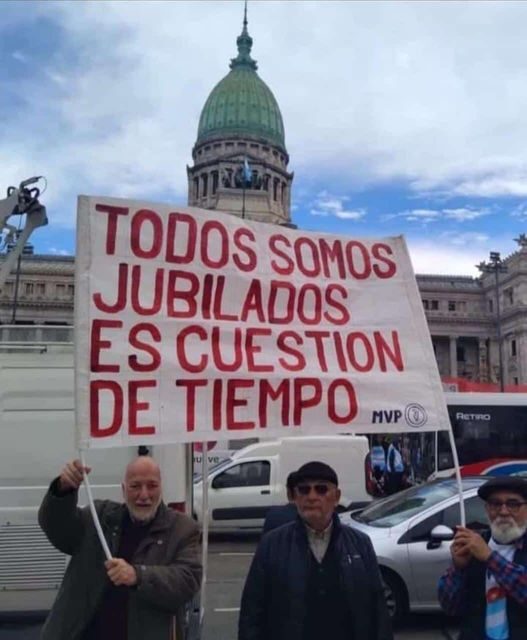 1peso1yuann's tweet image. Si sos jubilado y cobras dos mangos jodete hermano. 

Fuiste parte de la generación más favorecida en la historia de la humanidad. A un boomer le bastaba con el secundario completo para tener propiedades, auto, mujer e hijos; mientras que hoy un joven argentino con título…