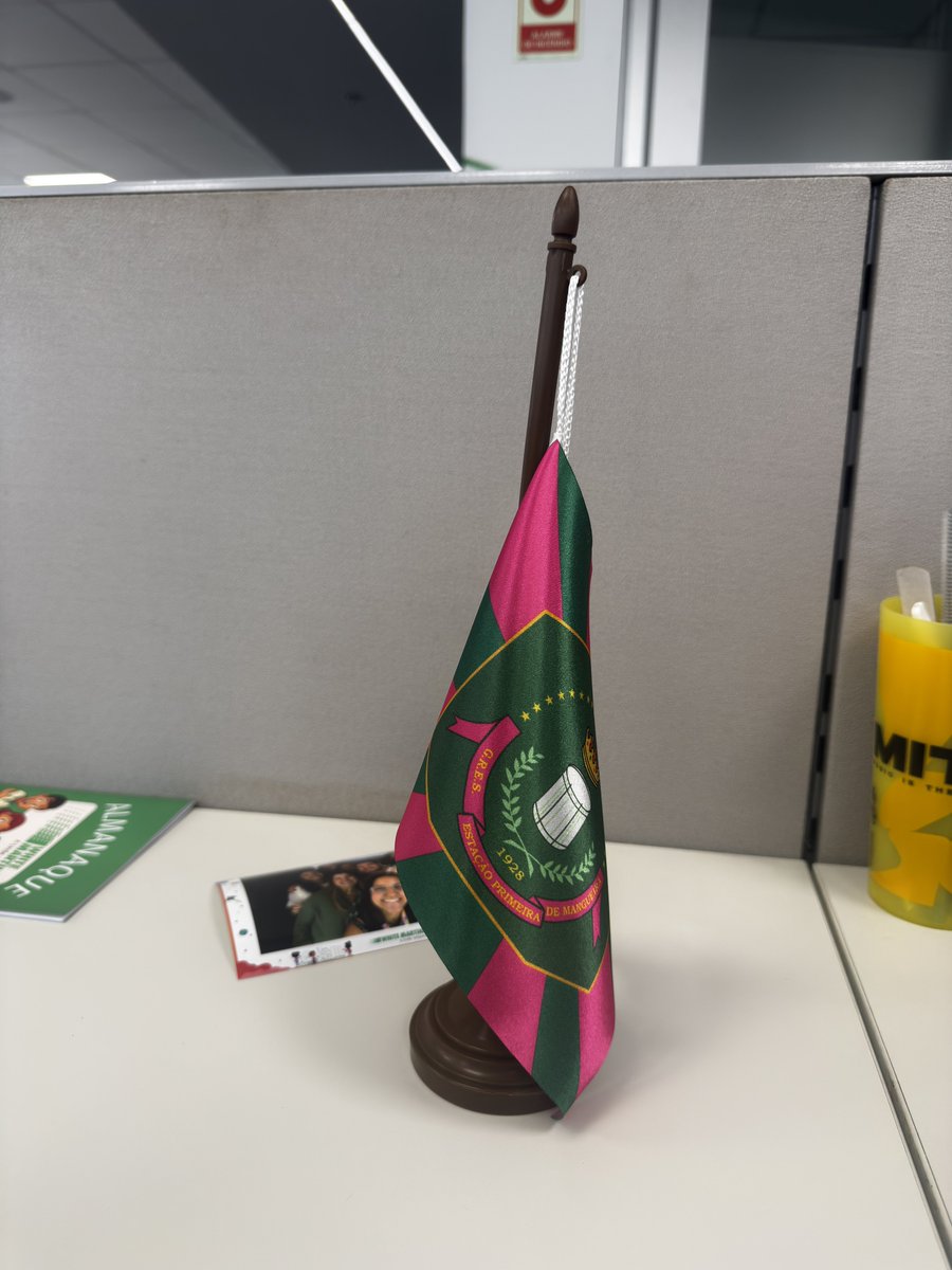 LUTO: minha vontade de trabalhar hoje morreu. Bandeira em meio mastro.