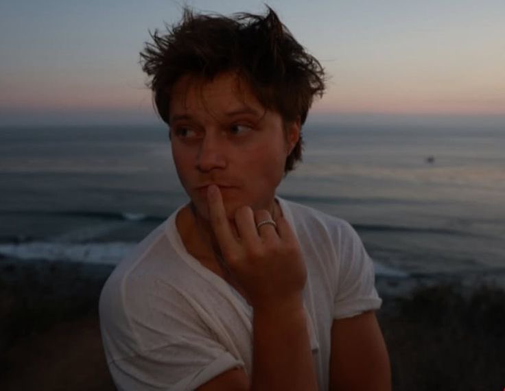 clinesbelmont's tweet photo. he’s so handsome, i can’t get over it https://t.co/VrbvLYkFJd