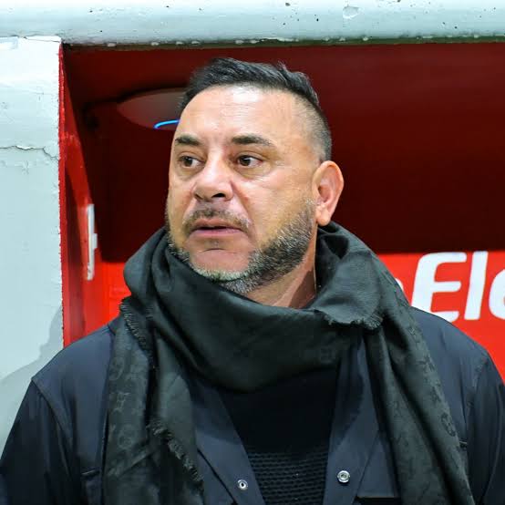 Jugadorazo, se agarró a putazos con los jamaicanos con el Toros Neza, ya fue campeón como DT con cuatro equipos diferentes en México, se fuma un porro mientras entrena y encima manda chingar a su madre a Faitelson en cadena nacional. Idolazo el Turco Mohamed.