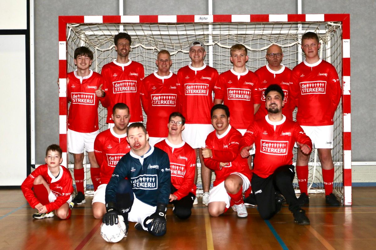 Excelsior31G's tweet photo. Tijdens afsluiting van voetbaljaar 2025 werden spelers en trainers voorzien van nieuwe kleding. Na onderling partij futsal werd afgesloten met hapje drankje bij onze nieuwe sponsor @DeKroonRijssen . Team Excelsior'31 wenst iedereen fijne dagen. https://t.co/C5k6TsE8Mb