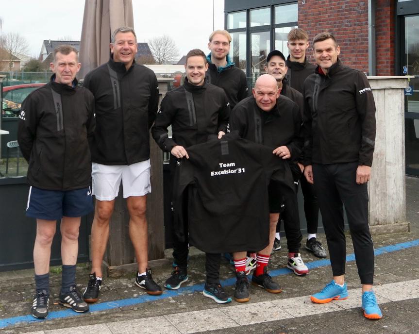 Excelsior31G's tweet photo. Tijdens afsluiting van voetbaljaar 2025 werden spelers en trainers voorzien van nieuwe kleding. Na onderling partij futsal werd afgesloten met hapje drankje bij onze nieuwe sponsor @DeKroonRijssen . Team Excelsior'31 wenst iedereen fijne dagen. https://t.co/C5k6TsE8Mb