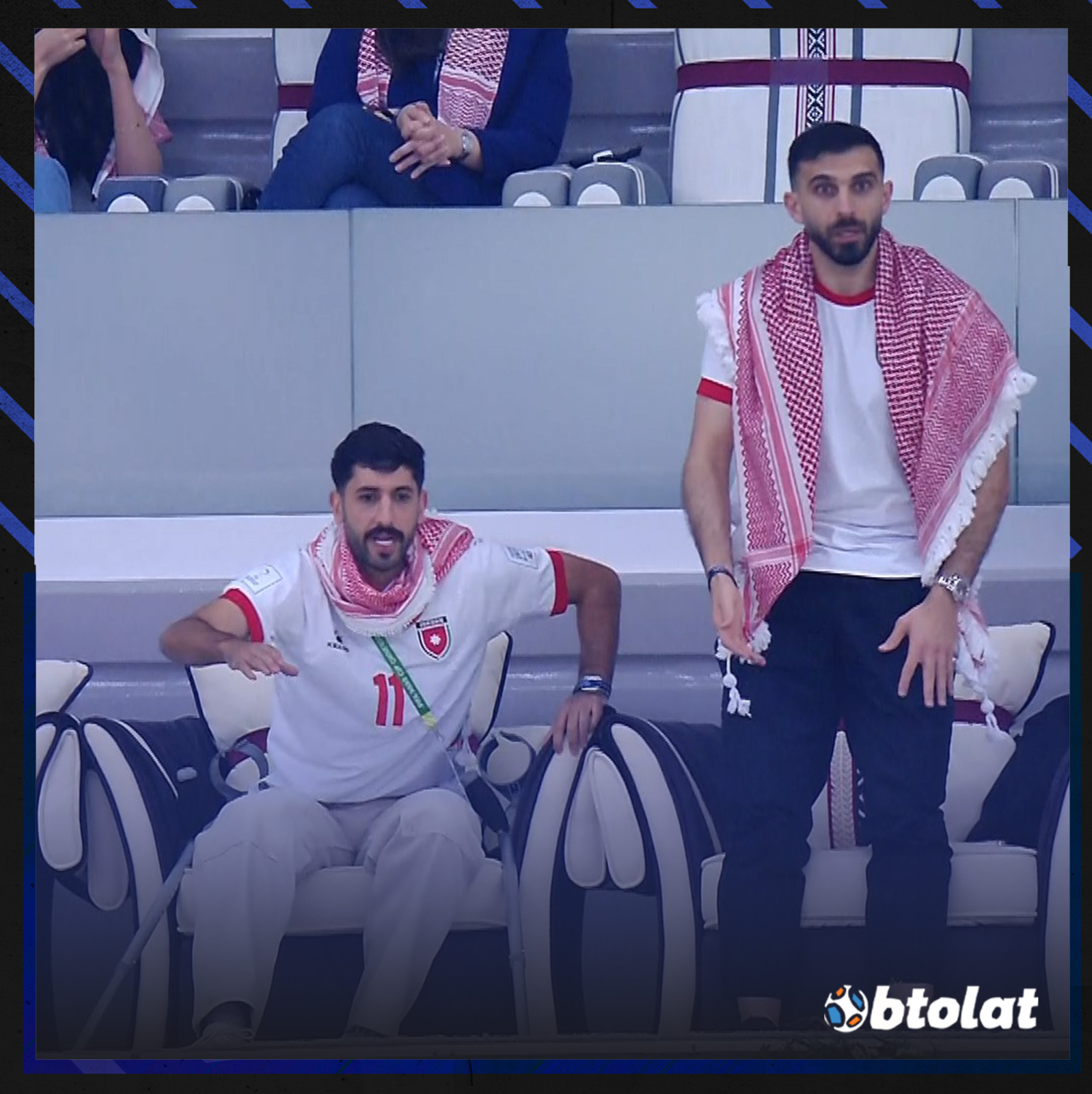 بجانبه عكازين.. يزن النعيمات يحرص على دعم منتخب بلاده الأردن خلال مباراة نصف نهائي كأس العرب ضد السعودية 