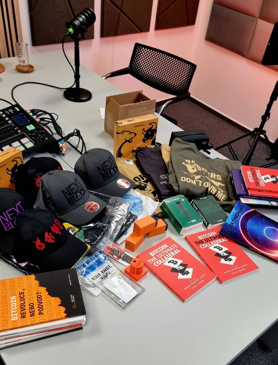 jan_21m's tweet photo. 🎙️Konec roku se pomalu blíží a s @Bitcoinvkapse se ve vánočním speciálu ohlížíme zpátky a probíráme všechny zajímavé události, které se za poslední rok v bitcoinovém prostoru staly. 

A že letos bylo o zábavu postaráno. 🙂

Kromě rozhovoru jsem také pro členy Herohero připravil pár dárků, jako je například @Trezor Safe 5 Freedom edition, spoustu knih, merche (nechybí @BitcoinbySat ) , razidla od @KeepSeed_BTC nebo Nerdminery z @Galosoft 

Losovat budu v pátek 19.12. na streamu v 18:00 ne Herohero. 

Všechny odkazy najdete v komentáři. 👇