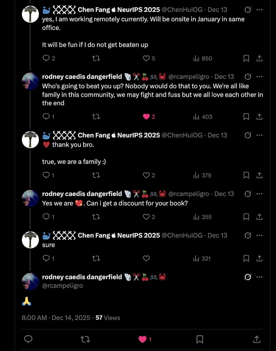 Rodney está numa onda de colecionar livros indianos. Isso sim é imersão cultural! Uma sede insaciável por conhecimento…