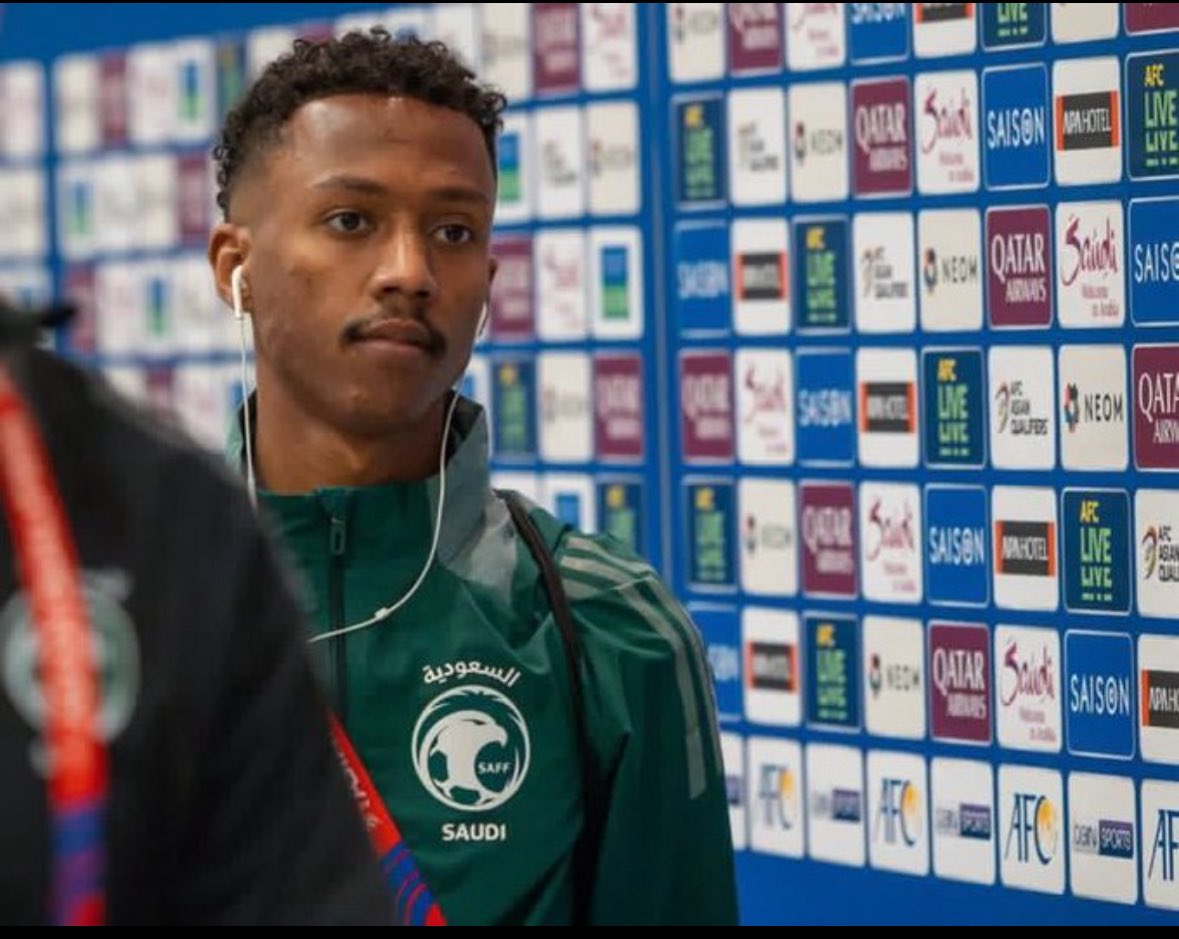 لاعب ما أدري إيش الفايدة منه، لاعب ما هو كويس في الباص وما عنده شراسة وما يلعب تحت الضغط. يا عالم يا ناس، المنتخب كويس بس أهم مركز الآن في كرة القدم هو الوسط، ومنتخبنا عنده أسوأ لاعبي وسط: ناصر والخيبري. الحقو علينا. وفكونا من التلوث البصري الي نشاهدة 😡😡