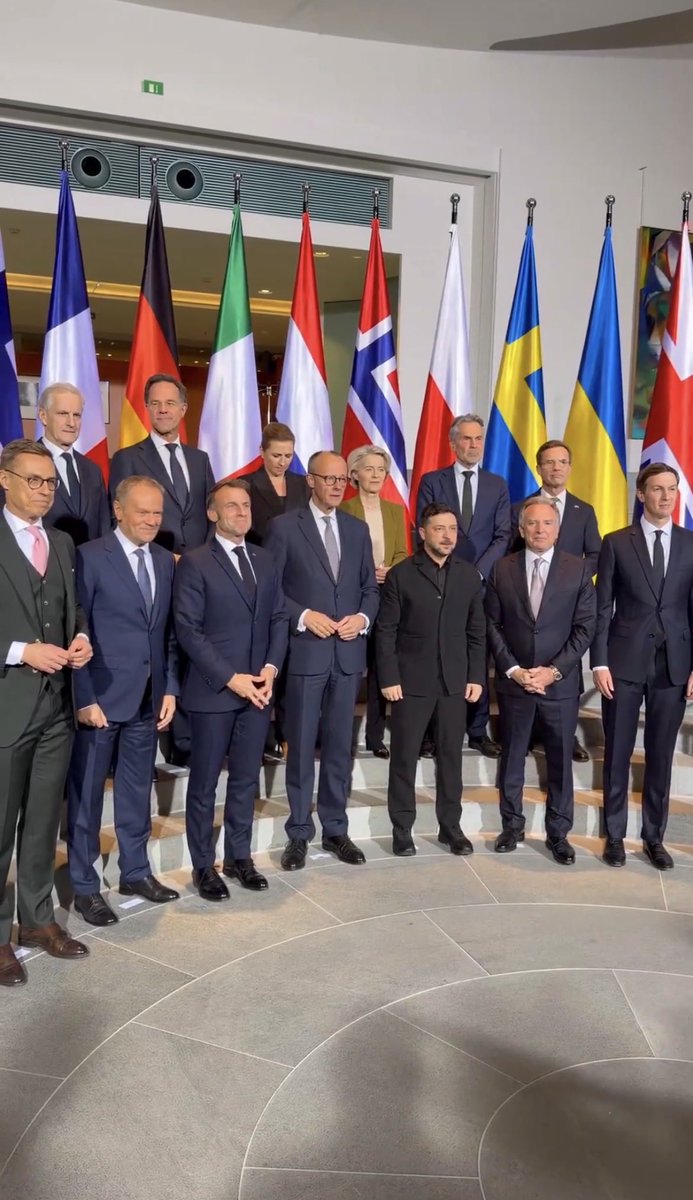 Nie widzę Nawrockiego na oficjalnym zdjęciu 🙂