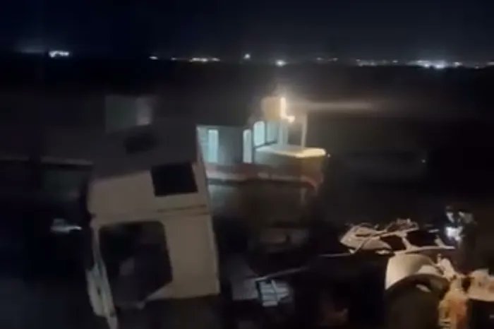 بوابة الوفد| خروج قطار مطروح عن القضبان بعد اصطدامه بسيارة نقل 