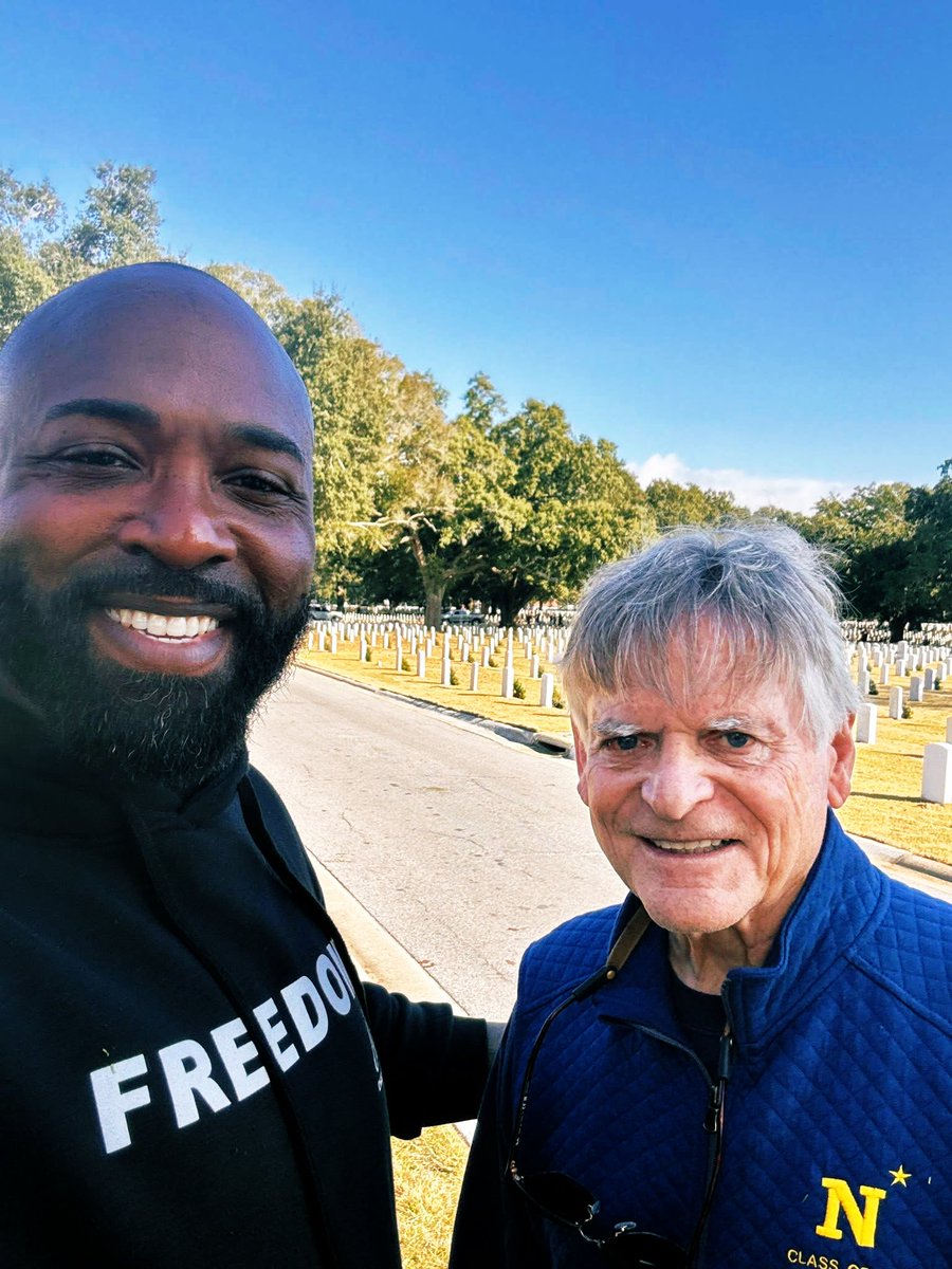 SyotosHealth's tweet photo. Laying Wreaths for those who Laid Down Their Lives 🎗️

On 12/13/25, our CEO Dr. Trei McMullen, Ph.D., joined in laying wreaths to honor our fallen heroes for National Wreaths Across America Day 🇺🇸
 
To those who served, THANK YOU FOR YOUR SACRIFICE 💛

#military #veterans #usarmy https://t.co/172av95TMk