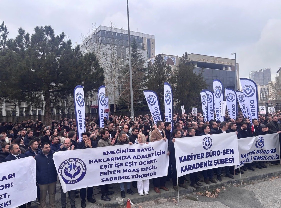 Bugün, Hazine Ve Maliye Bakanlığı önünde 2011 yılından bu yana yaşadığımız haksızlığı ciddi bir kalabalıkla dile getirdik.

666 sayılı KHK ne getirdi?

Bütün kariyer meslekler özlük haklarının tekrar düzenlenmesini istiyorsa bu düzenlemenin tekrar gözden geçirilmesi gerekmez mi?
