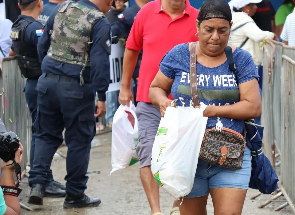 Rotundo éxito de las Naviferias en Panamá Norte. Más de 20 mil bolsas navideñas entregadas con orden y rapidez.

Gracias al @ima_pma, a los voluntarios de las juntas comunales de Alcalde Díaz y Chilibre, y un reconocimiento especial a los voluntarios de nuestro equipo.