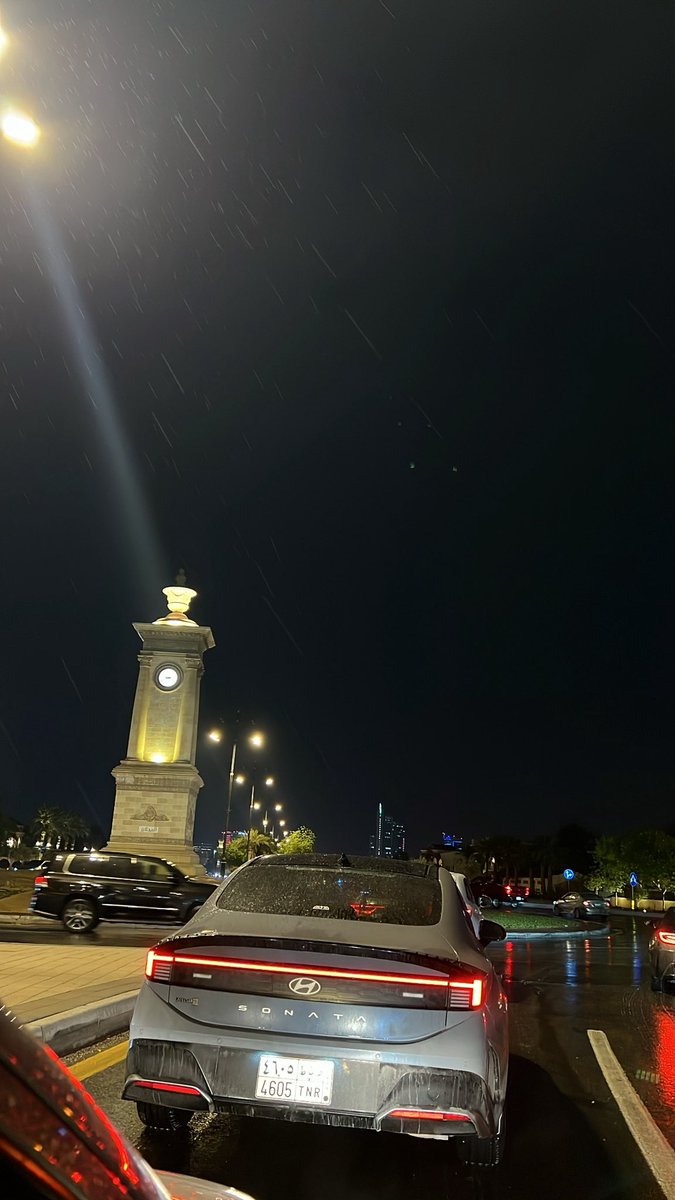 qilli23's tweet image. اذكرني كل ما شفت غيمة سحاب 
قول تراه يحبني كثر المطر.