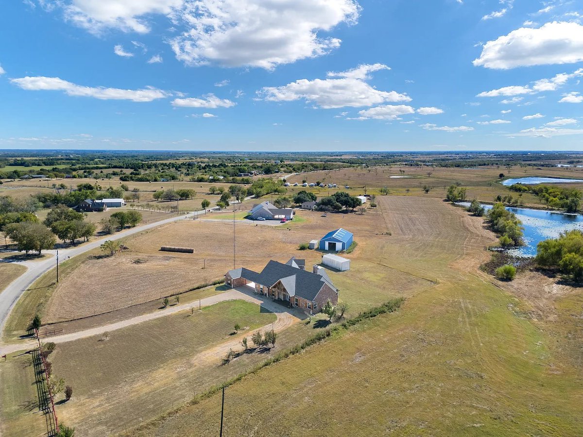 TxHorseProperty's tweet image. ENNIS, NORTH TEXAS. 31.29 acs. 4/4 home w/office, game room w/ensuite bed &amp;amp; bath. Barn w/stalls, electric, water. Shed, storm shelter, fruit trees. Pastures, stock pond. $1.12M #txhorseproperties #ennistx #northtexas #elliscounty #texashorsepropertyforsale tinyurl.com/1943Ennis