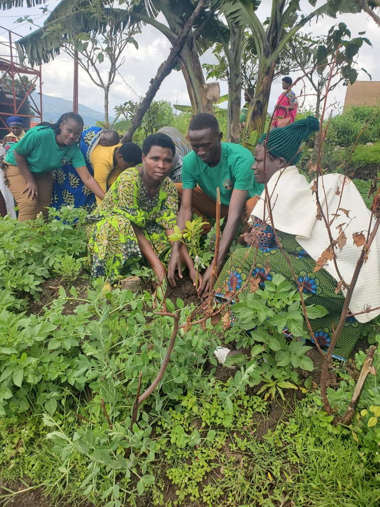 HP_Organi's tweet photo. Today, under the #KuzaNezaProject in @NyabihuDistrict , the HPO team visited #Kintobo HC , planting avocado trees with mothers of children under 2 yrs🌱🥑 and practical Nutrition education using #Nutri-Chart.
The #Nutri-Chart approach links nutrition and family planning to strengthen household food security, while addressing WASH practices, family conflict, and drug abuse. By promoting animal rearing, planting fruit trees, and establishing kitchen gardens, families gain access to animal-source foods, #Fruits, and #vegetables essential for child growth.
Mothers appreciated the interactive, practical education, building healthier and more resilient communities. #FruitTrees are dual-purpose, addressing #Malnutrition while also contributing to #ClimateAction. @RwandaHealth @RwandaAgriBoard @FAORwanda @Rwanda_Child @aeerwanda @FXBRwanda @SolidAfrica
🤝 Join us in scaling the #KuzaNezaProject and nourishing the next generation