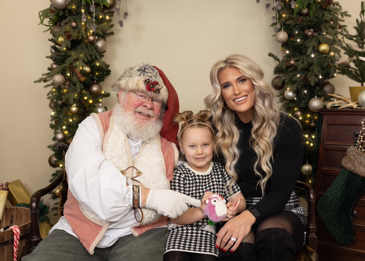 MaurotheCoach's tweet photo. Merry Christmas from the Mauros!
@ezimmermann_
#Yafilthyanimals https://t.co/y8vtvMbU4l