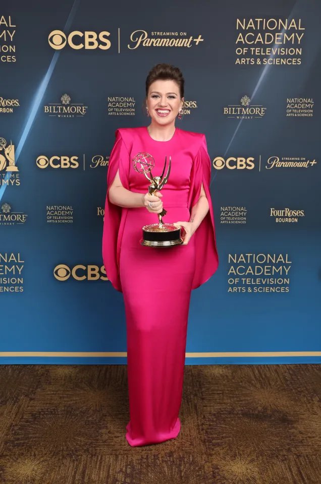 godfrizilla's tweet photo. @MrPopOfficial She truly has... including these career noteworthy moments!

Winning an Emmy (multiple)
Singing the National Anthem at the Superbowl
Asked to sing for Pope Benedict XVI
Performing at Obama's 2nd Inauguration https://t.co/YGgoSE7euX