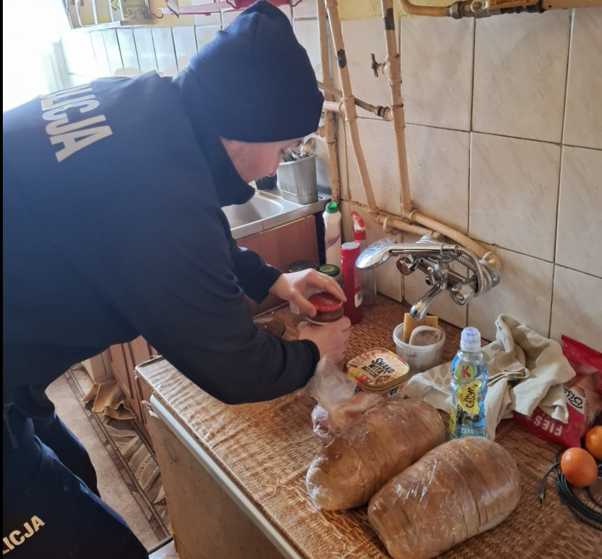 Sluzby_w_akcji's tweet photo. 💙 Czasem wystarczy jeden telefon.. W niedzielę, 14 grudnia, do dyżurnego policji w Gnieźnie zadzwoniła starsza kobieta. Drżącym głosem poprosiła o pomoc w zrobieniu podstawowych zakupów spożywczych na kilka najbliższych dni. 

Jej syn, z którym mieszkała, kilka dni wcześniej wyszedł z domu, zostawiając ją samą, bez jedzenia i bez wsparcia.

Na miejsce natychmiast skierowano patrol. Policjanci potwierdzili sytuację i… nie pozostali obojętni. Po rozmowie z Panią wspólnie ustalili listę najpotrzebniejszych produktów, poszli do sklepu i zrobili zakupy, by starsza kobieta mogła, choć na chwilę poczuć ulgę i bezpieczeństwo. 

Seniorka oddała pieniądze za zakupy, ale to, co otrzymała w zamian, było bezcenne – zainteresowanie, troskę i ludzką życzliwość.

Funkcjonariusze zadbali również o to, by o sytuacji poinformować odpowiednie instytucje pomocowe, aby pomoc nie była jednorazowa, lecz trwała.

 Ta historia to ważne przypomnienie dla nas wszystkich. Jeśli w waszym sąsiedztwie mieszkają osoby starsze, samotne lub potrzebujące – nie przechodźcie obojętnie. Czasem wystarczy rozmowa, telefon, drobny gest.