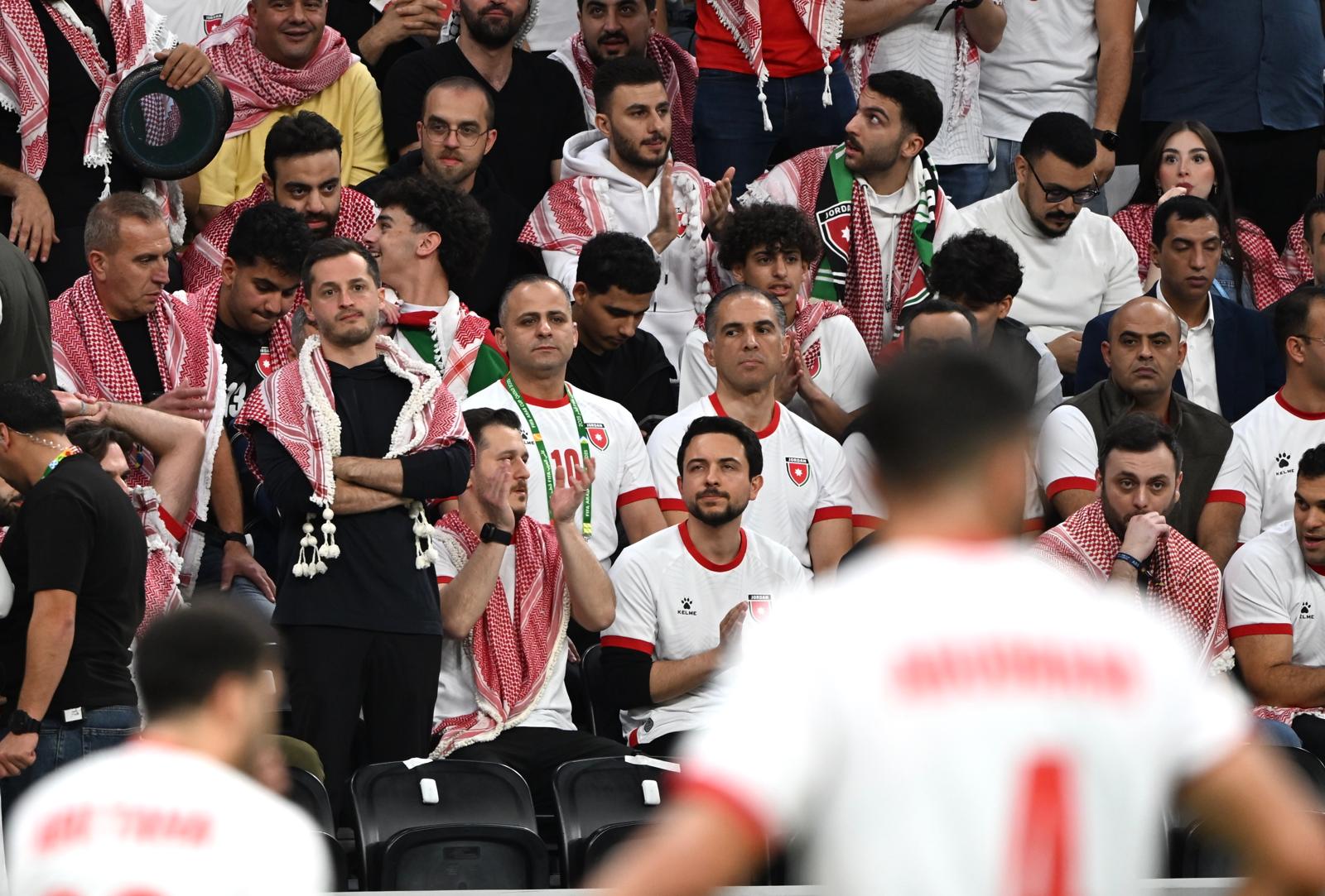 عاجل ولي العهد وسمو الأمير هاشم يساندان النشامى مع الجماهير الأردنية على ستاد البيت .. صور 