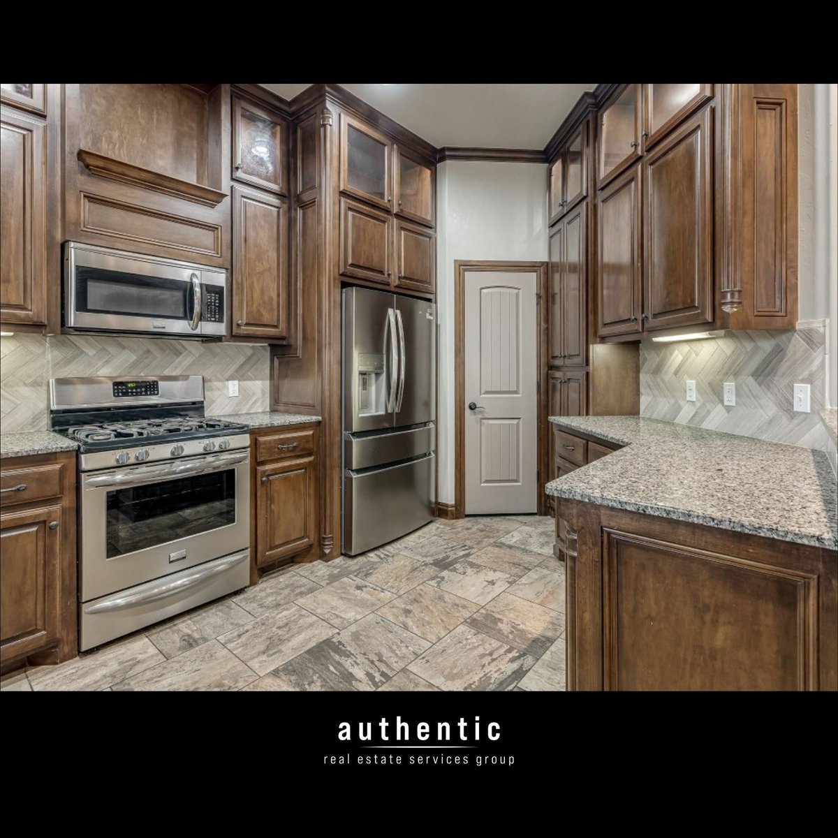 AuthenticRESok's tweet image. 🏡 PRICE DROP ALERT!

📍 11713 SW 14th St, Yukon, OK
More photos, click here: bit.ly/11713SWphotos

A corner-lot home where comfort, practicality, and warm living spaces all come together.

Matt Tilley - Realtor®
(405) 353-9667 | matt@authenticres.com

#oklahomarealestate