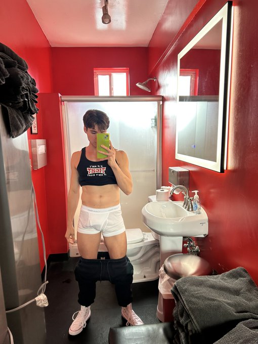 1 pic. Locker room activities. https://t.co/Uk7OBFSjjG