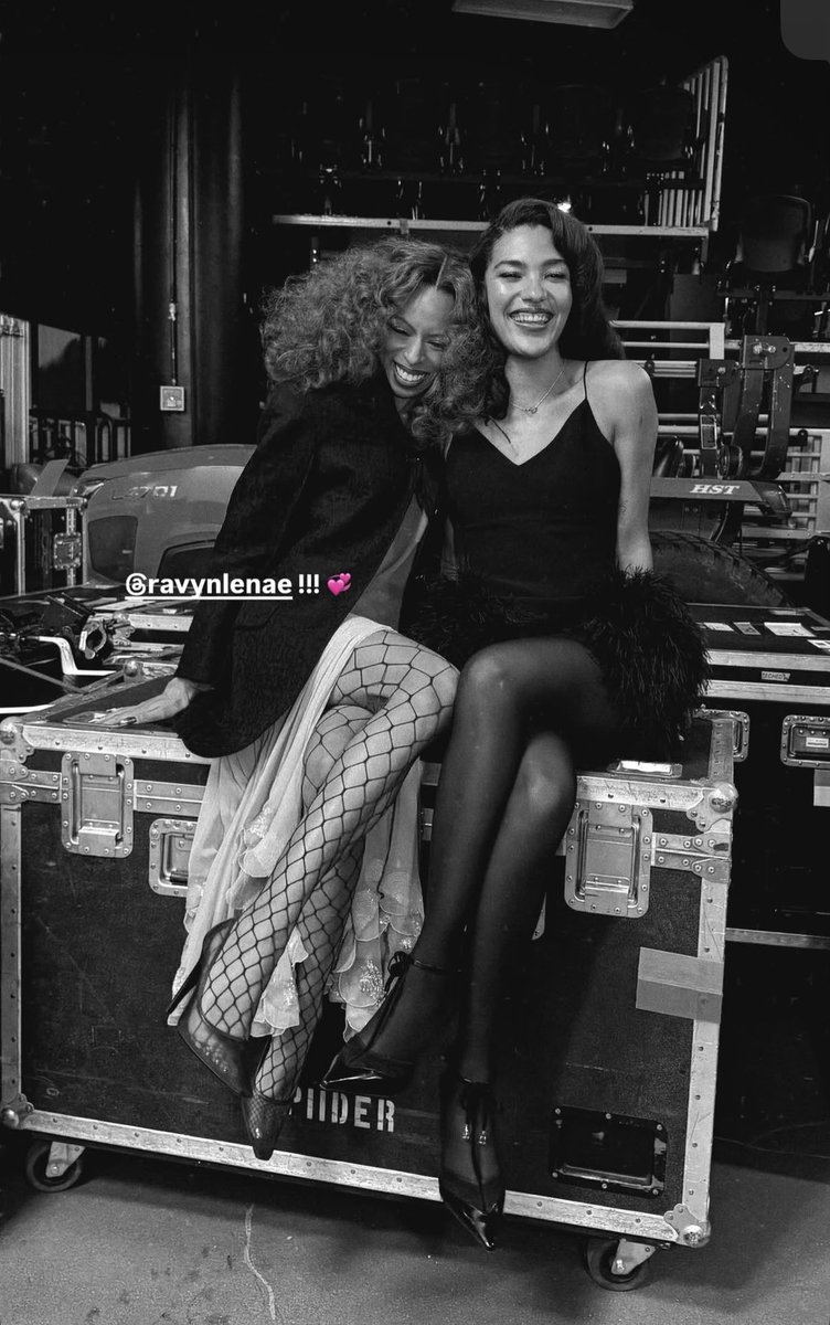 Olivia Dean and Ravyn Lenae stun in new photo together.