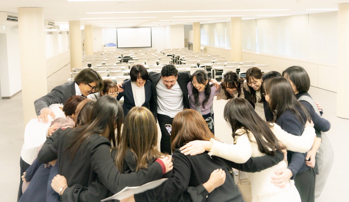 ASUET_inc's tweet photo. 円陣。
久しぶりにやりました！
あさひさんのチームは皆さん積極的で誰かのために全力を出せる人たちです。
私もこんな仲間を作りたい！
勉強させていただきました😄 https://t.co/OB2VVxt9rG