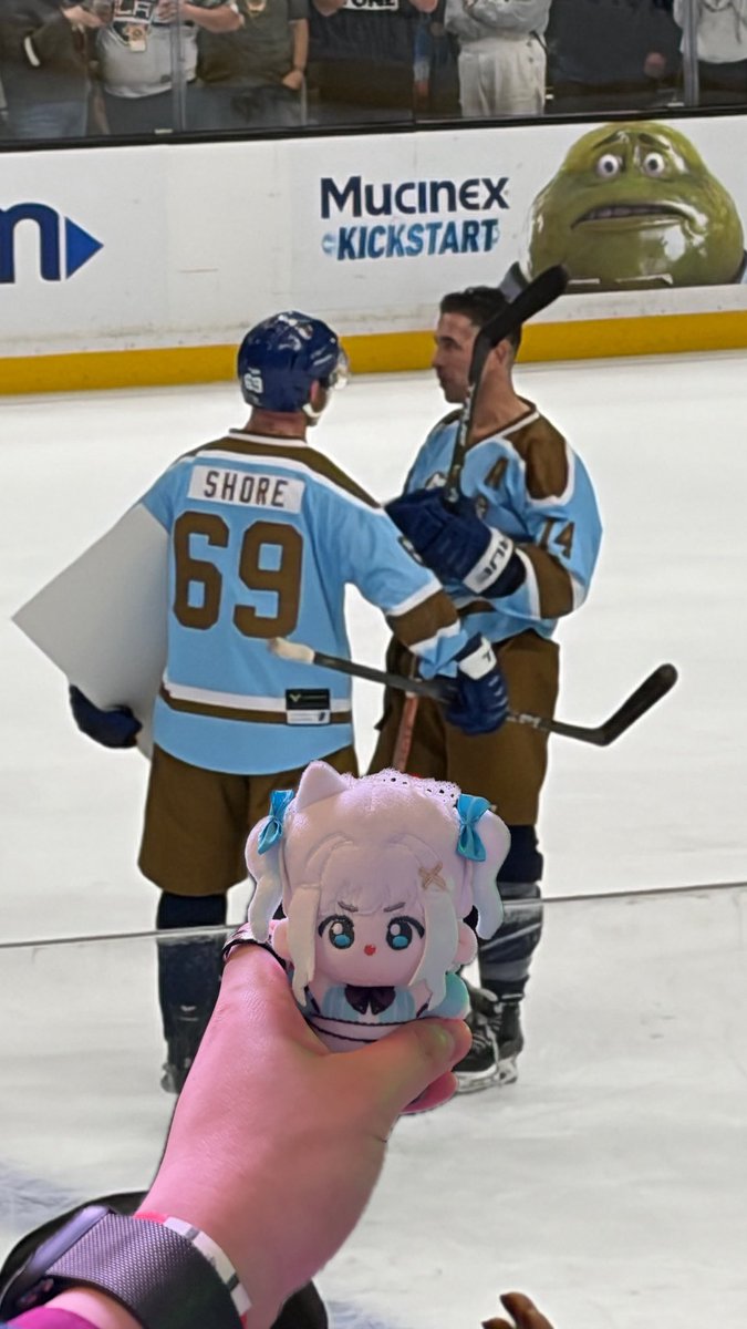 th3lazyn1nja's tweet photo. I thought I'd escape Mint-ism for 1 Sunday at an LA Kings hockey Game...

The Sudbery Blueberry Bulldogs (from the TV show Shoresy) . . . 💀

#Shorsey #ShorseyFallClassic #LAKings #MintoGo https://t.co/tqFXZaGBHO