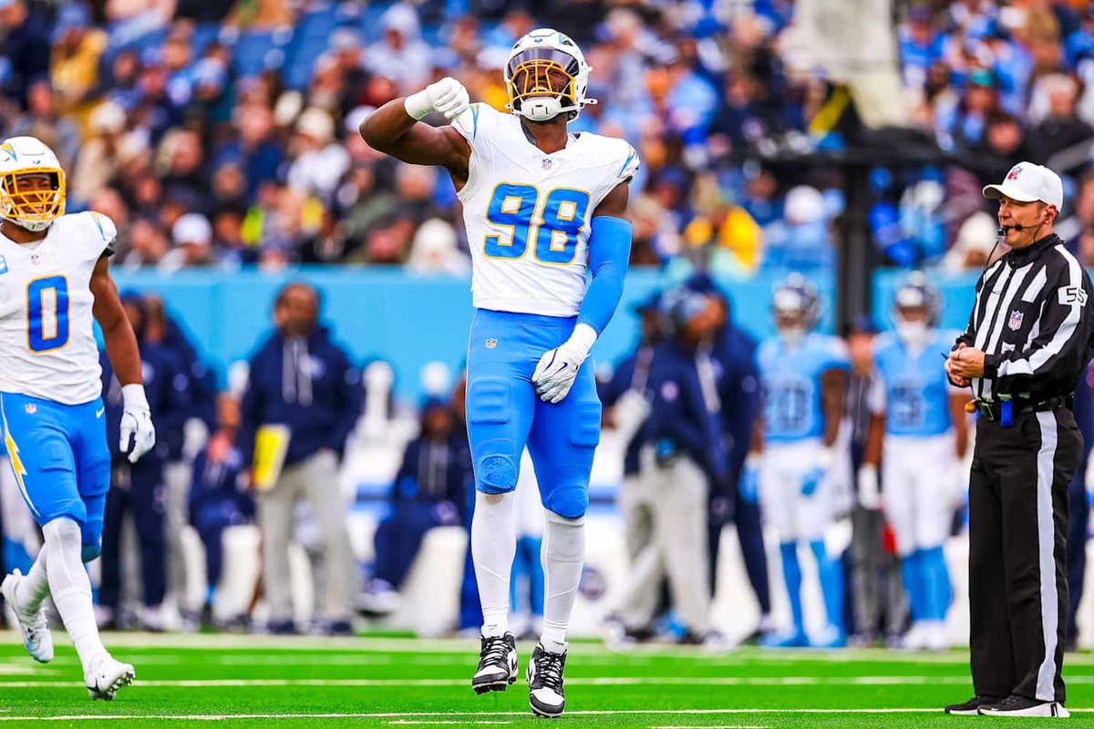 ChargersMuse's tweet photo. Happy birthday Odafe Oweh!

In 9 games with the Chargers this season Oweh has had 

— 25 total pressures
— 3 QB hits
— 15 hurries
— 7 sacks 

Thank you Ravens https://t.co/00QFzUvxjE