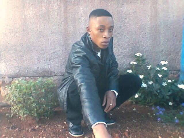 Mosky_Mothapo's tweet image. During this era I impregnated a girl. She was staying Mankweng Unit C. Unfortunately they had to relocate to Durban n we lost contact. My child if you see this picture just know your father is looking for you. I was only 16 when you were formed 😭.
Her name Phindile Mosebo. Let's…