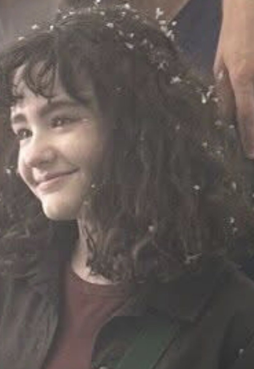 tashima_sample's tweet photo. @ITMovieOfficial You can’t convince me this is not her mom! And that’s her in the background https://t.co/aLMZOACZK4