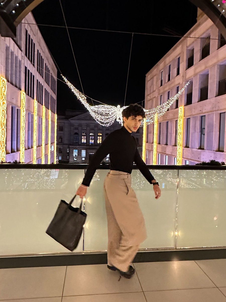 masih_2000's tweet photo. Shooting in mall of Berlin ✨🚨📸
#Newwiee  #masihdesigns #modeling  #outfit #Berlin #Germany #curlyhiar #Trending https://t.co/SxvunbXNE5