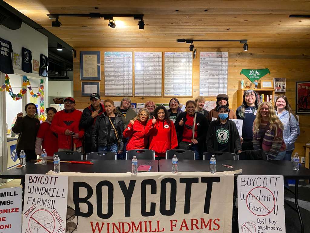 UFWupdates's tweet photo. Today's action continues the joint worker solidarity that happened over the weekend when boycotting Windmill mushroom workers met with striking Starbucks baristas and discussed their mutual struggle in Eugene OR.
#NoContractNoCoffee #BoycottWindmillMushrooms https://t.co/AxO4RnaKnp