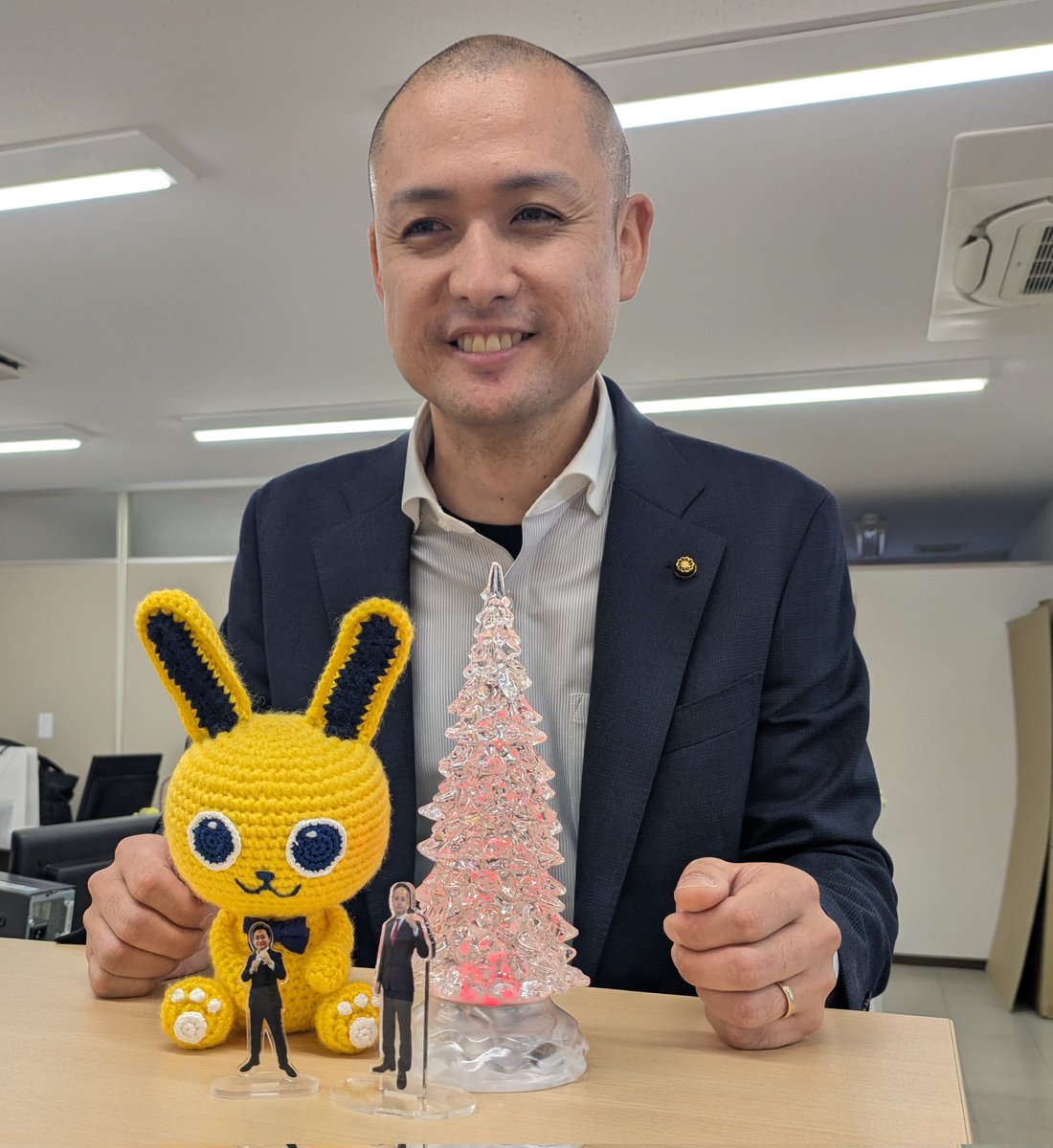 Xmas玉木＆Xmas拓馬
こういう写真を撮らせてくれる距離感が好きなんだなぁ。
勿論政策もしっかりしてる。

拓馬っちょのアクスタが代表のより大きいという（笑）
#国民民主党
#玉木雄一郎 
#渡辺拓馬