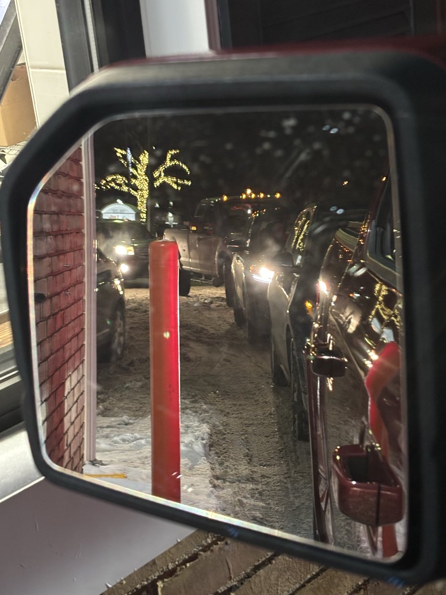 Tbone6606's tweet photo. @littlecaesars 

Pickup scheduled for 6:15 PM. 

6 cars waiting at the pickup window. I paid for my order 20+ minutes ago. Told one pizza needed another 5-8 minutes. 

No one has even come to the window!!! https://t.co/dNSaeTsQRu