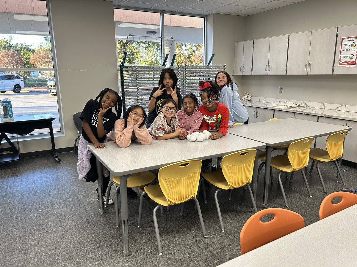 TippsElementary's tweet photo. Snow is falling on Tipps Elementary student council. Who will win the snowball fight. #Tipps Elementary https://t.co/2dkTiHJZmI