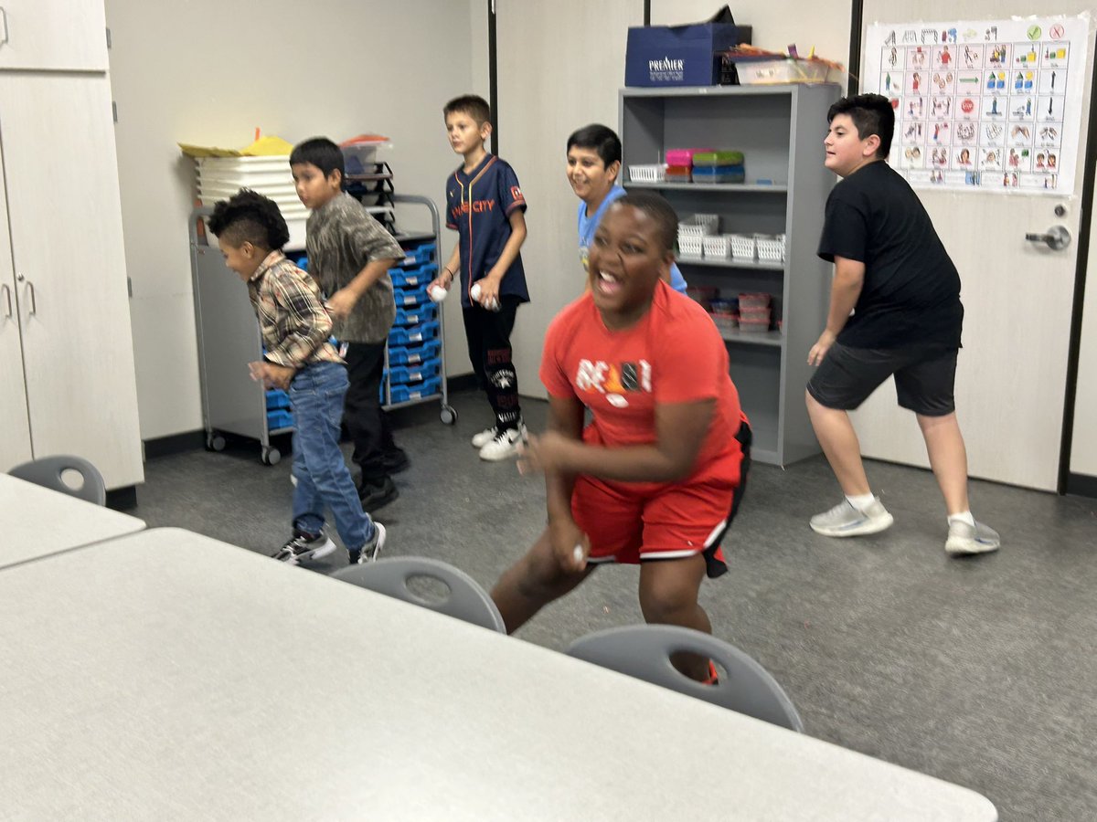 TippsElementary's tweet photo. Snow is falling on Tipps Elementary student council. Who will win the snowball fight. #Tipps Elementary https://t.co/2dkTiHJZmI