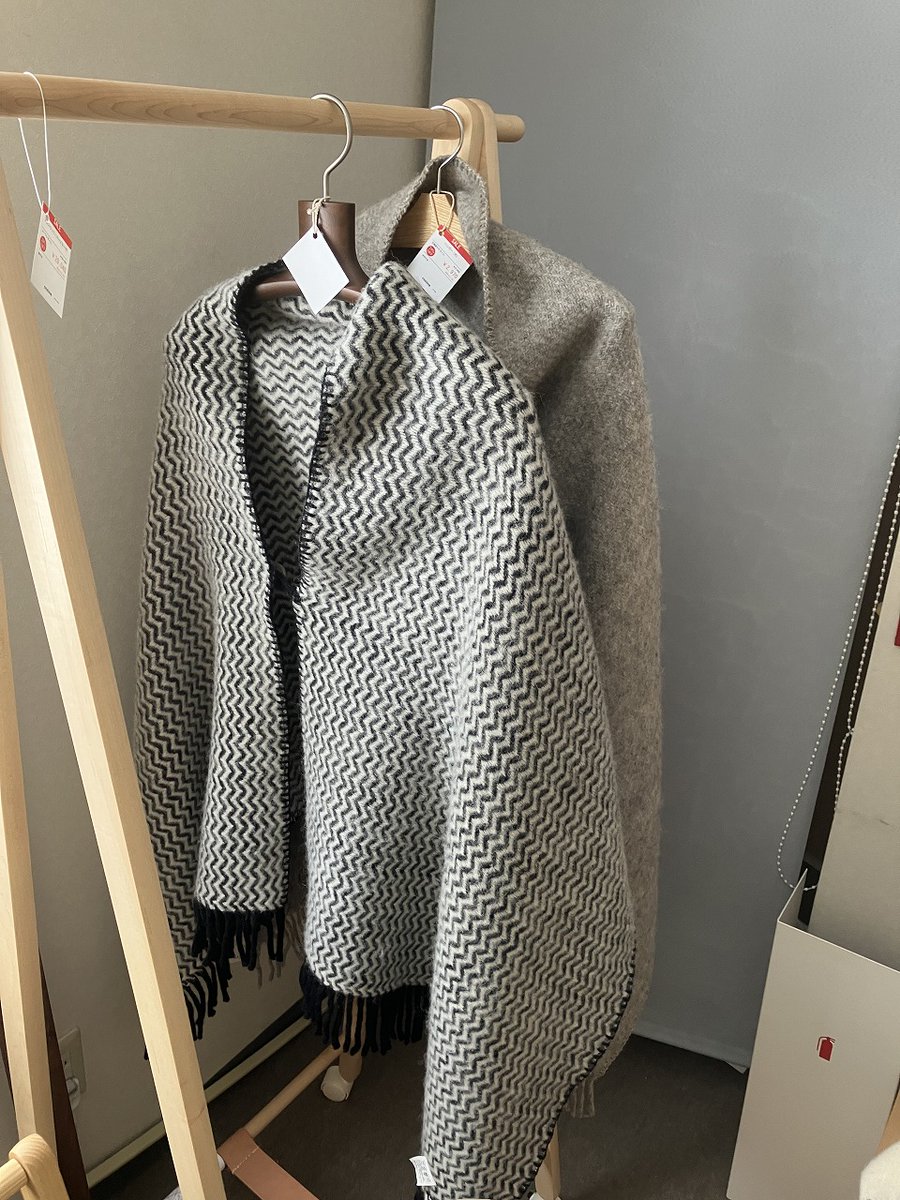 cosine_com's tweet image. 雪の日も、木のぬくもりとともに。コサインの冬景色と、暮らしに寄り添うものづくり 
Ｎo.4043　2025年12月16日（火）（0℃⇒-6℃）雪
わくわく様です。
あたたかい日が続いたせいか、
今朝は屋根の雪が一気に落ちて、
自宅の裏はすっかり雪山になってしまいました
x.gd/3nYIR