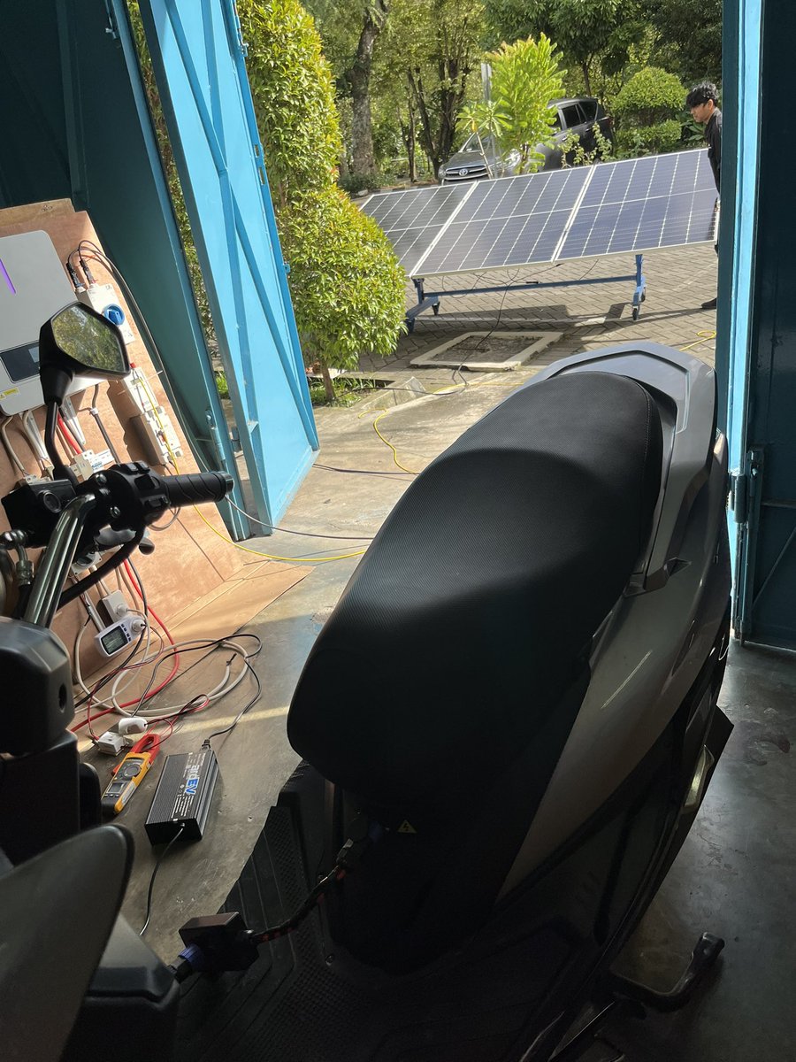 Bang Duta naik Cavalry
Molisnya di charge pake Pi Vi,
Walau jalan kadang berliku-liku ini
Yang penting semangat tetap menyala di hati….

Tjakeeevvv

Sesuai rikues netijen Endonesa biar kalok naik Motor Listrik yaaa ngecasss nya pake Energi Terbarukan dooonk…
Kombinasi Molis PV