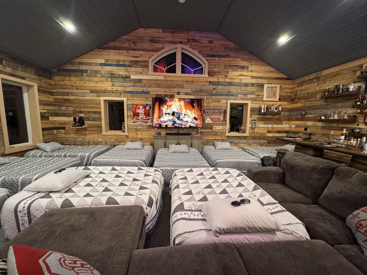 0xIntuition's tweet photo. The @0xIntuition team winter barracks.

No leaving until $1 $TRUST.

👁️ https://t.co/WkbdDmL0mv