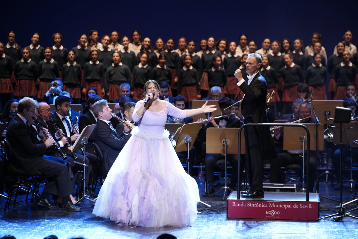 Cajasol's tweet photo. Gracias a las voces únicas de Paula Ramírez, @IsmaelJ_Tenor, @SiempreAsi_Ofic, @MariaToledoMT, @RIki_RIvera, Julia Garrido, @milianoneto, @LucasPaulano, y Celia Puntas.

Gracias también a la energía y arte de Junior Míguez, @laflakaoficial, Alba Míguez y Romeo Míguez; a la emoción compartida de @cantoresdehisp y Natalia Calceteiro; y a la autenticidad de César Cadaval, Dr. Keli, @blancaparejo, Loli de la Abuela y Saray Jiménez.

📷 Black Vega