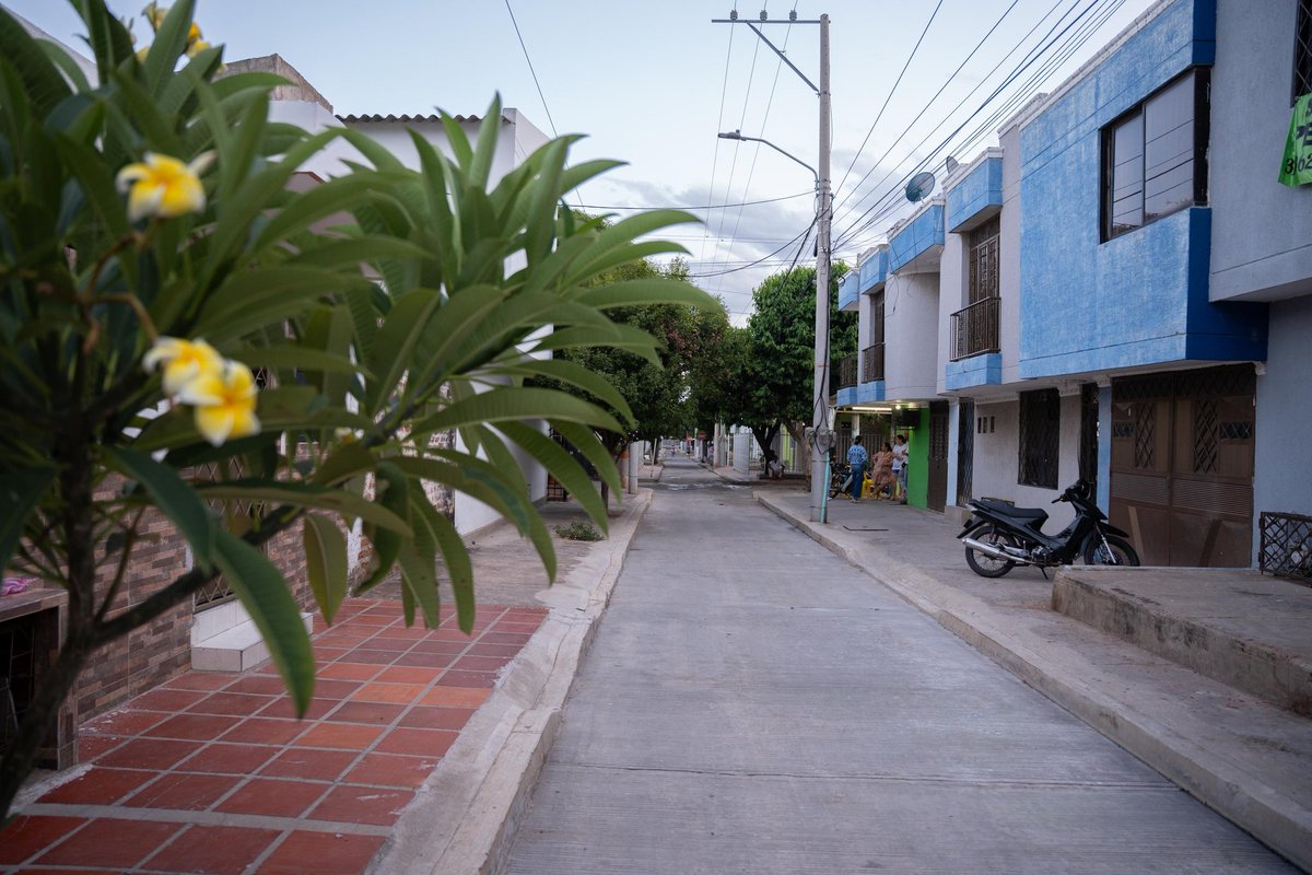 GobdelCesar's tweet photo. 🚧¡Las JAC siguen a toda marcha por el progreso del Cesar!

👷🏿En el barrio Nueva Esperanza, de la Comuna 5 de Valledupar, celebramos la entrega del mejoramiento y pavimentación de una vía ejecutada por su Junta de Acción Comunal, gracias a los aportes económicos del Gobierno del Cesar.

🛣️La obra incluyó la intervención de 342 metros cuadrados de calzada, la construcción de 164 metros de bordillos y rampas de acceso, mejorando la movilidad, la seguridad y el entorno urbano para las familias del sector.

🧵