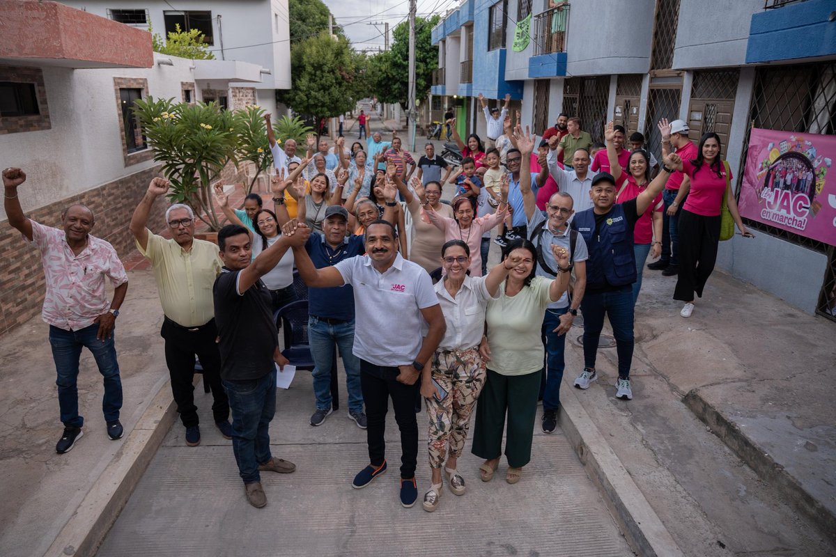 GobdelCesar's tweet photo. 🚧¡Las JAC siguen a toda marcha por el progreso del Cesar!

👷🏿En el barrio Nueva Esperanza, de la Comuna 5 de Valledupar, celebramos la entrega del mejoramiento y pavimentación de una vía ejecutada por su Junta de Acción Comunal, gracias a los aportes económicos del Gobierno del Cesar.

🛣️La obra incluyó la intervención de 342 metros cuadrados de calzada, la construcción de 164 metros de bordillos y rampas de acceso, mejorando la movilidad, la seguridad y el entorno urbano para las familias del sector.

🧵
