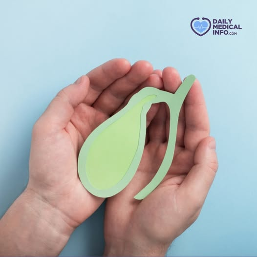 تقع المرارة في الجزء العلوي الأيمن من البطن، أسفل الكبد مباشرة. وعندما تتمدد المرارة أو تصاب بالالتهاب، يظهر ألم أسفل الضلوع في هذه المنطقة.. في حالة وجود حصوات المرارة، يُعرف هذا الألم بنوبات المرارة أو المغص الصفراوي، وغالبًا ما يحدث بعد تناول وجبة دسمة أو غنية بالدهون، خصوصًا في المساء أو أثناء الليل، وقد يستمر لعدة ساعات.. قد تأتي نوبات المرارة وتختفي، لكن إذا استمر الألم لفترة أطول من المعتاد، فقد يكون ذلك مؤشرًا على التهاب المرارة، وهو حالة أكثر خطورة. 