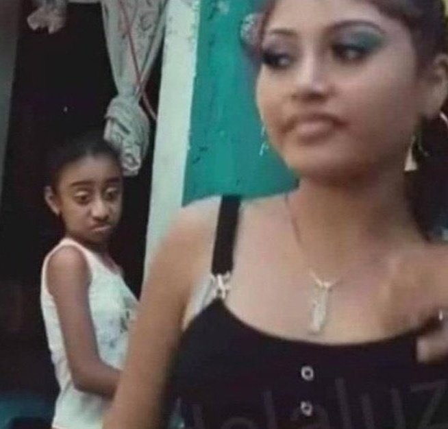 presteaver's tweet image. Mafe Cabal viendo a Paloma Valencia.